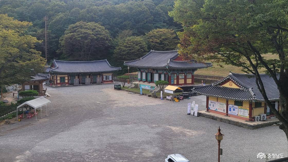 천년고찰 당진 영탑사 칠층석탑에서 바라본 사찰 전경.
