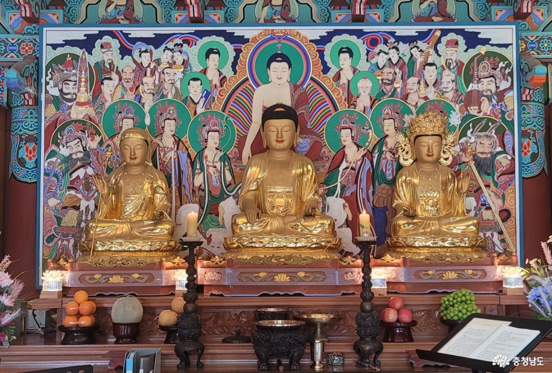 천년고찰 당진 영탑사 대웅전 석가모니삼존불.