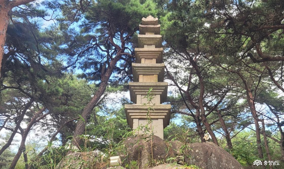 천년고찰 당진 영탑사 유리광전 칠층석탑 전경.