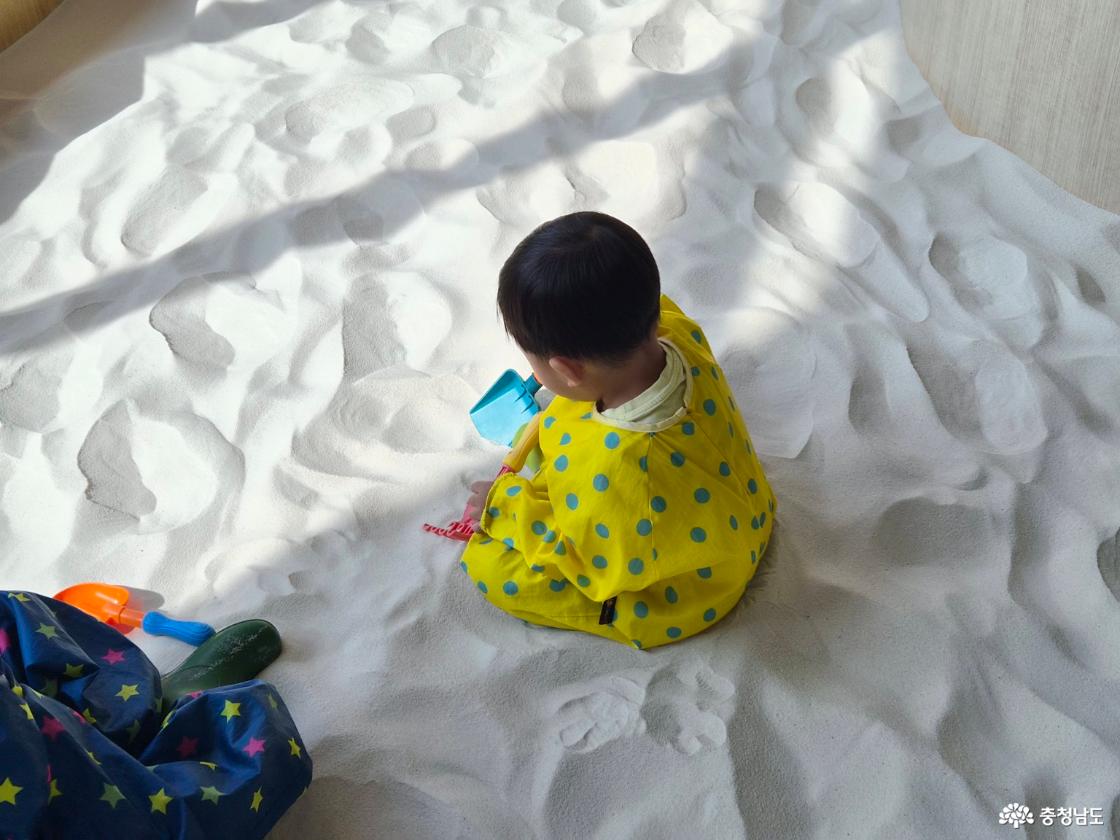 모래놀이 이용하는 아이