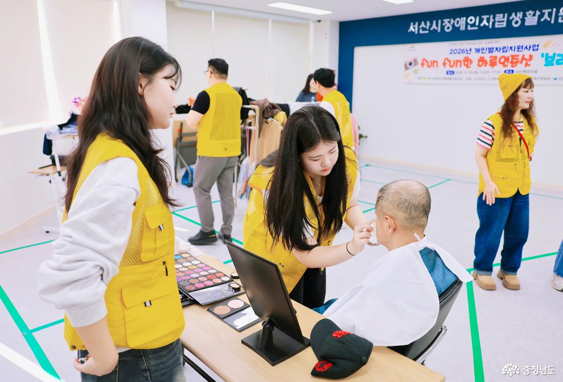 지난 9월 29일, ‘FUN FUN한 하루 인증샷 브라보’ 촬영을 앞두고 봉사자들이 참여자의 메이크업을 돕고 있다.