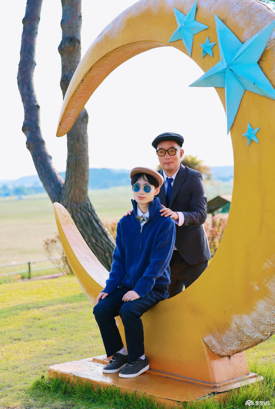 승민씨와 민석씨가 초승달 조형물에서 함께 포즈를 취하고 있다.
