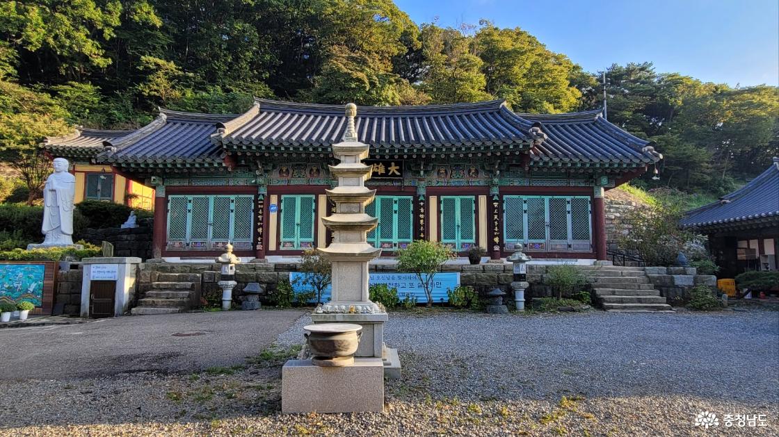 당진 전통사찰 망일사 석탑과 대웅전 전경