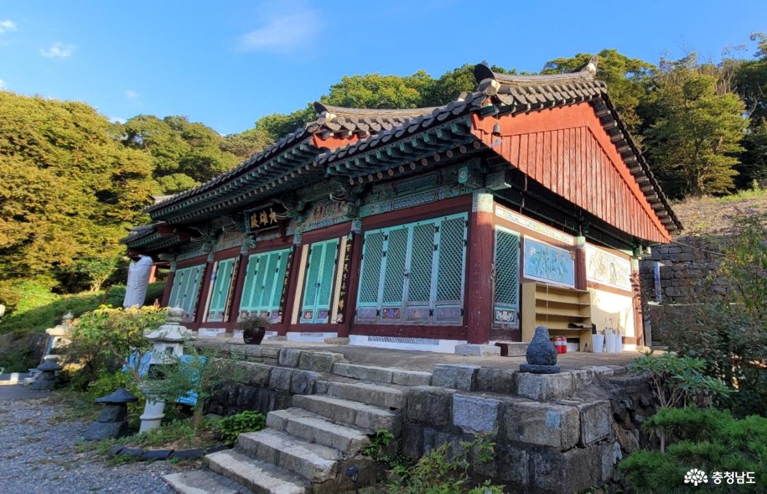 당진 전통사찰 망일사 대웅전의 측면 전경. 