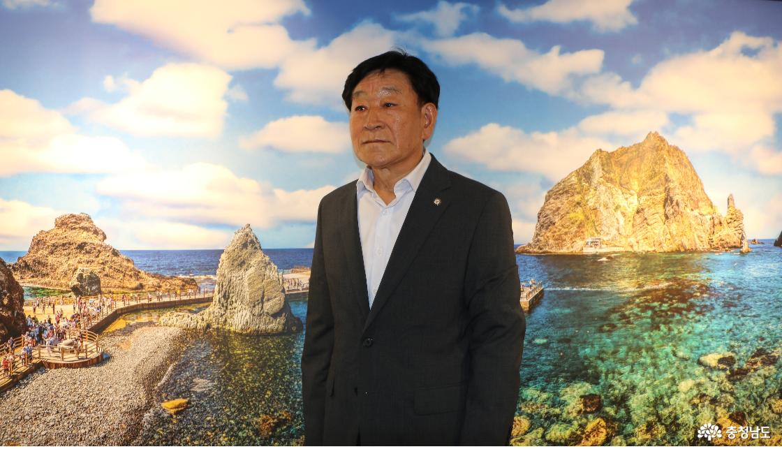 최차열 사진가가 2일 서산시문화회관에서 열린 ‘동서의 만남-독도와 격렬비열도’ 사진전에서 작품 앞에 서 있다.