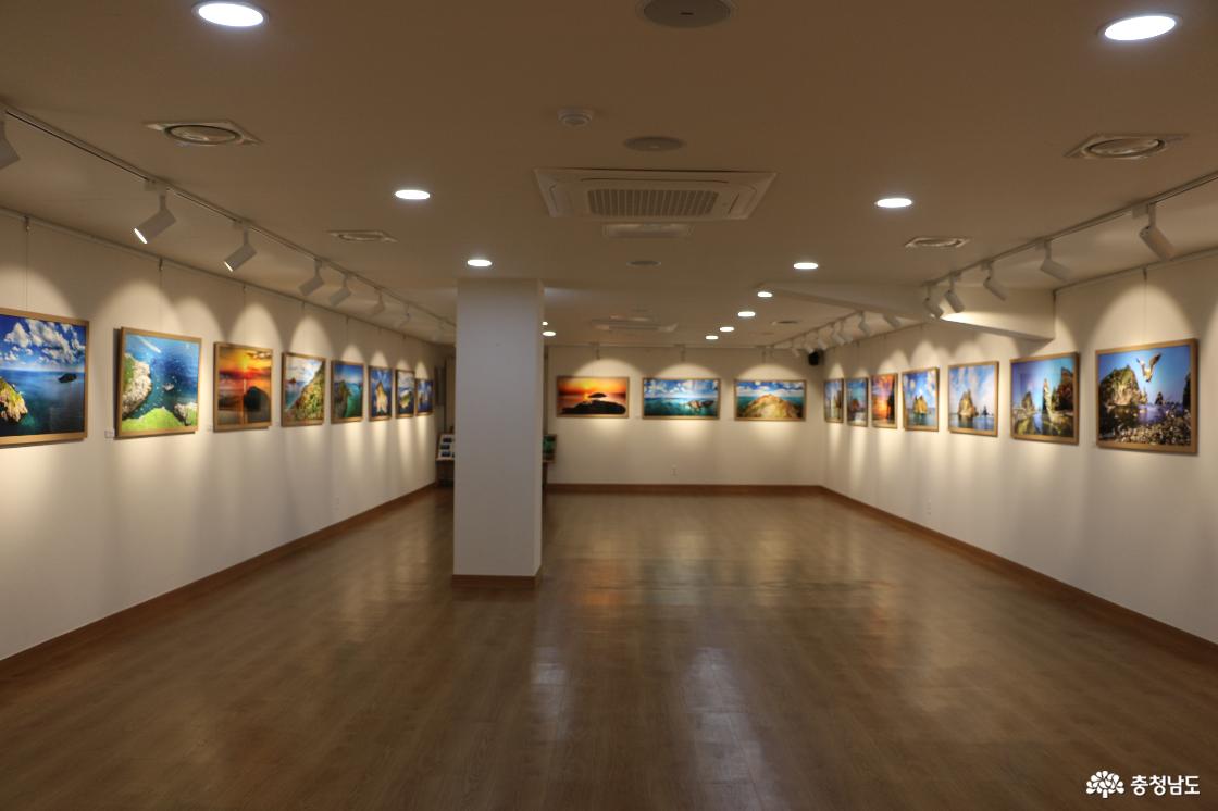서산시문화회관 제1~3전시실에 최차열 사진가가 촬영한 독도와 격렬비열도 작품들이 전시돼 있다.
