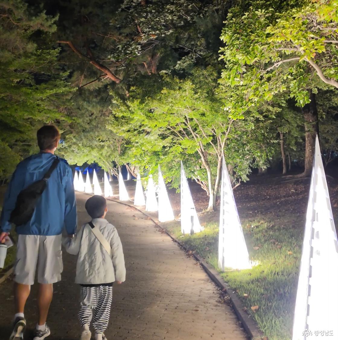 작품을 감상하며 천천히 밤산책