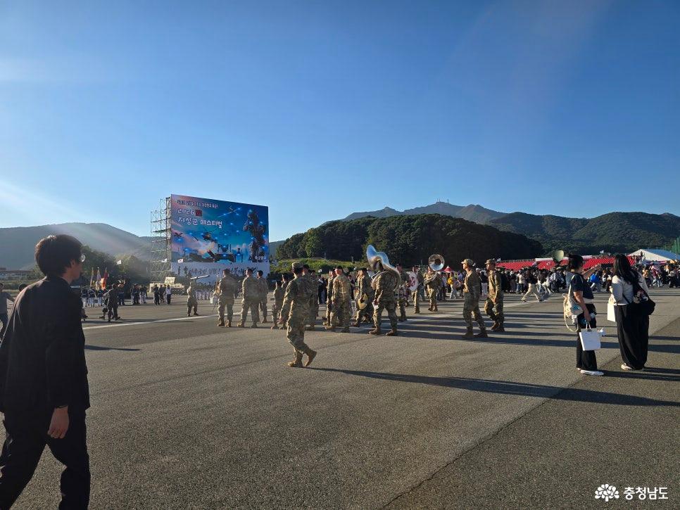 계룡군문화축제 행사장에서 이동하며 공연을 준비하는 군악대와 관람객들
