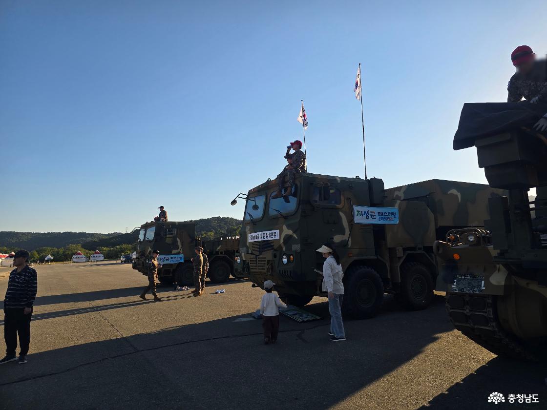 지상군페스티벌 행사장에 전시된 대형 군용 차량과 이를 둘러보는 가족들