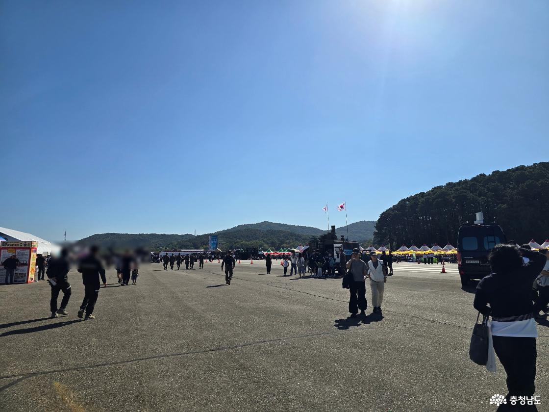 계룡군문화축제 군 장비 전시와 체험부스가 펼쳐진 행사장 전경