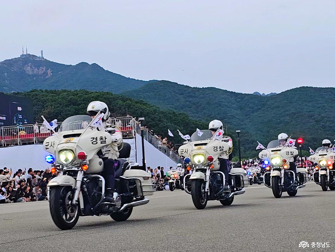 군사경찰 모터사이클 부대가 대열을 이루어 선보이는 기동시범
