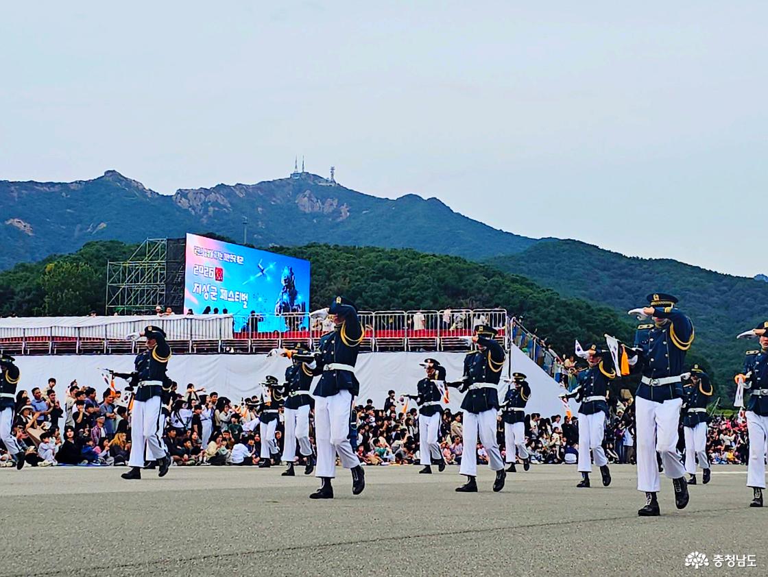 계룡군문화축제 퍼레이드에서 절도 있는 공연을 펼치는 군악&middot;의장대