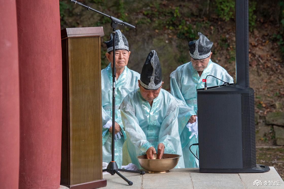삼헌관들이 손을 씻는 관세례