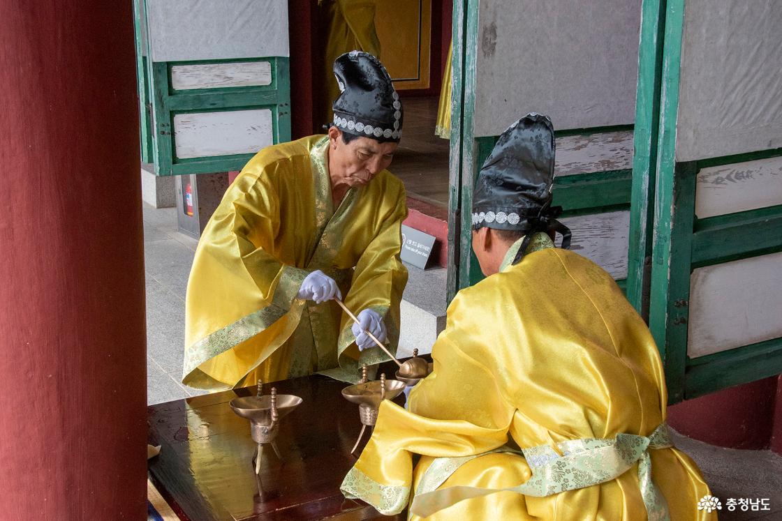제집사들이 술잔을 준비하는 모습