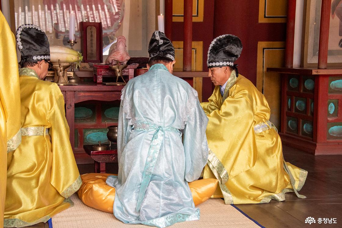 마지막 술잔을 올리는 종헌례