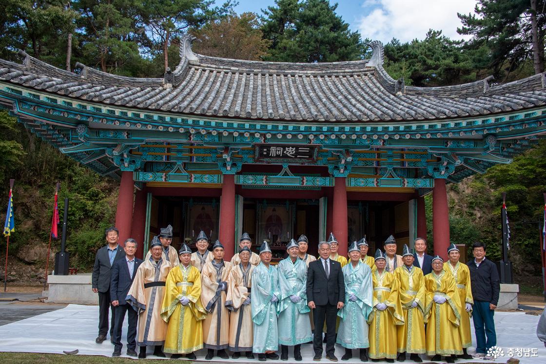 삼충사 앞 기념촬영