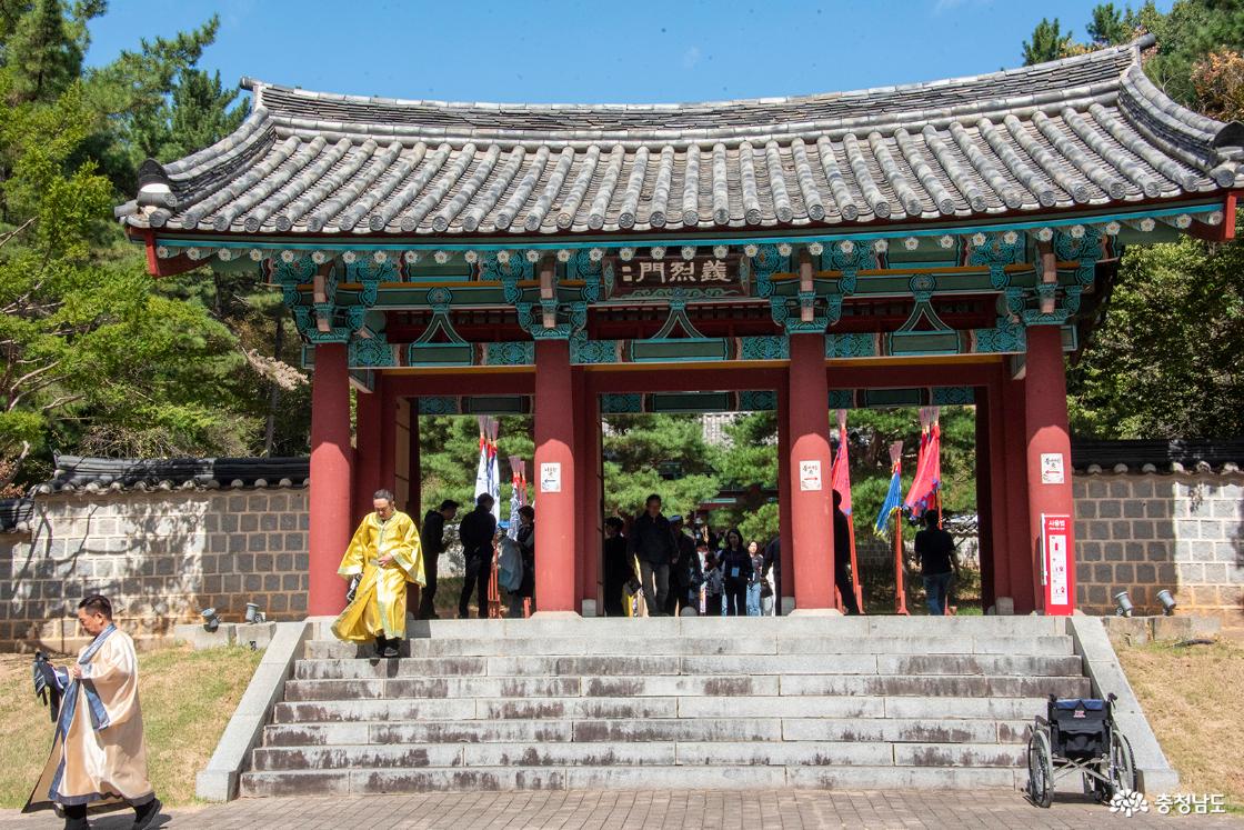 제례를 마치고 외삼문 의열문을 나서는 사람들