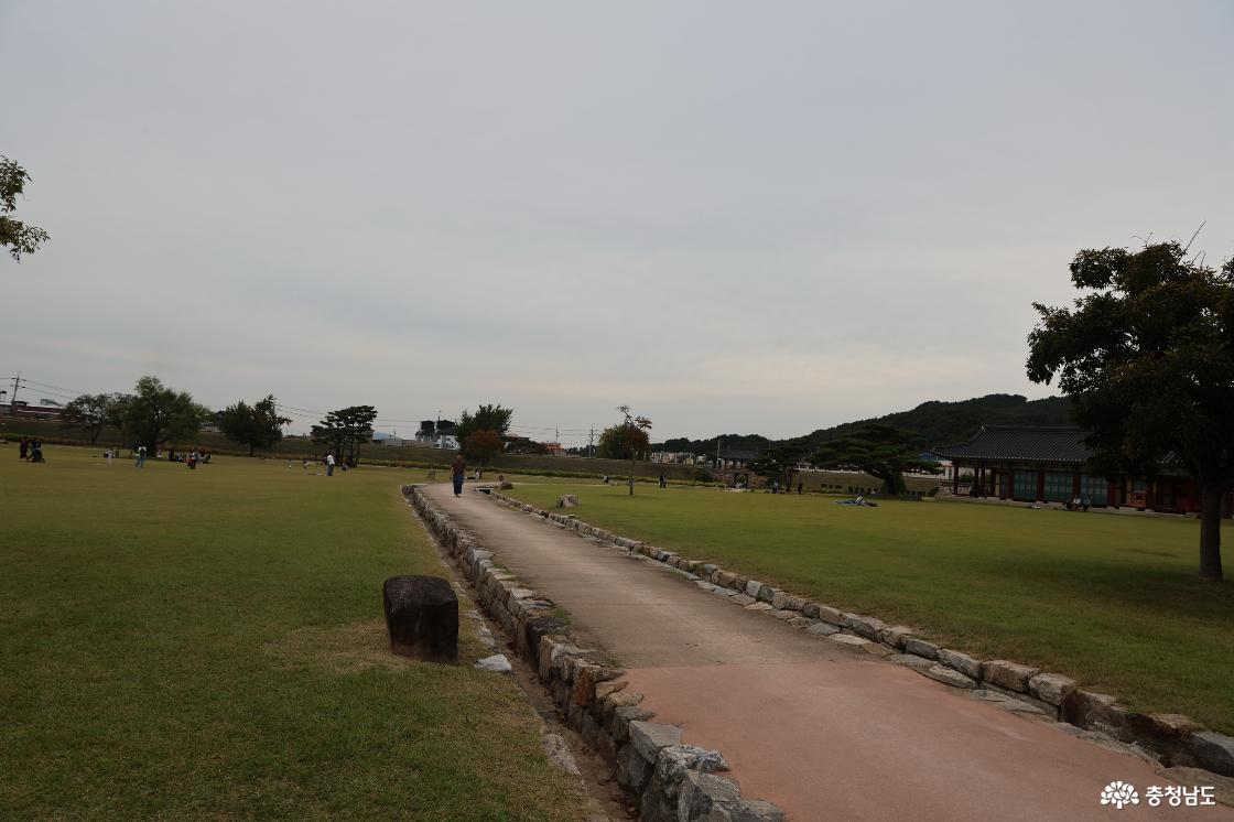 해미읍성의 넓은 잔디밭 사이로 돌 테두리를 따라 길게 이어진 산책로
