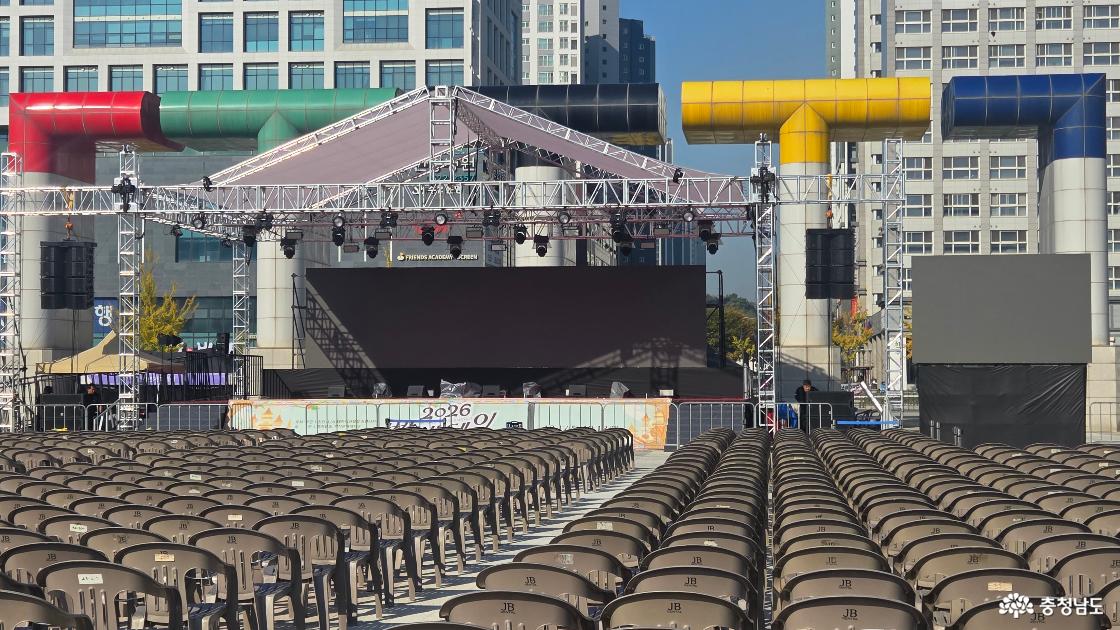 천안종합운동장 오륜문 앞에 마련된 빵빵데이 주무대와 줄지어 배치된 관람석. 공연 시작 전 무대와 객석 전경.