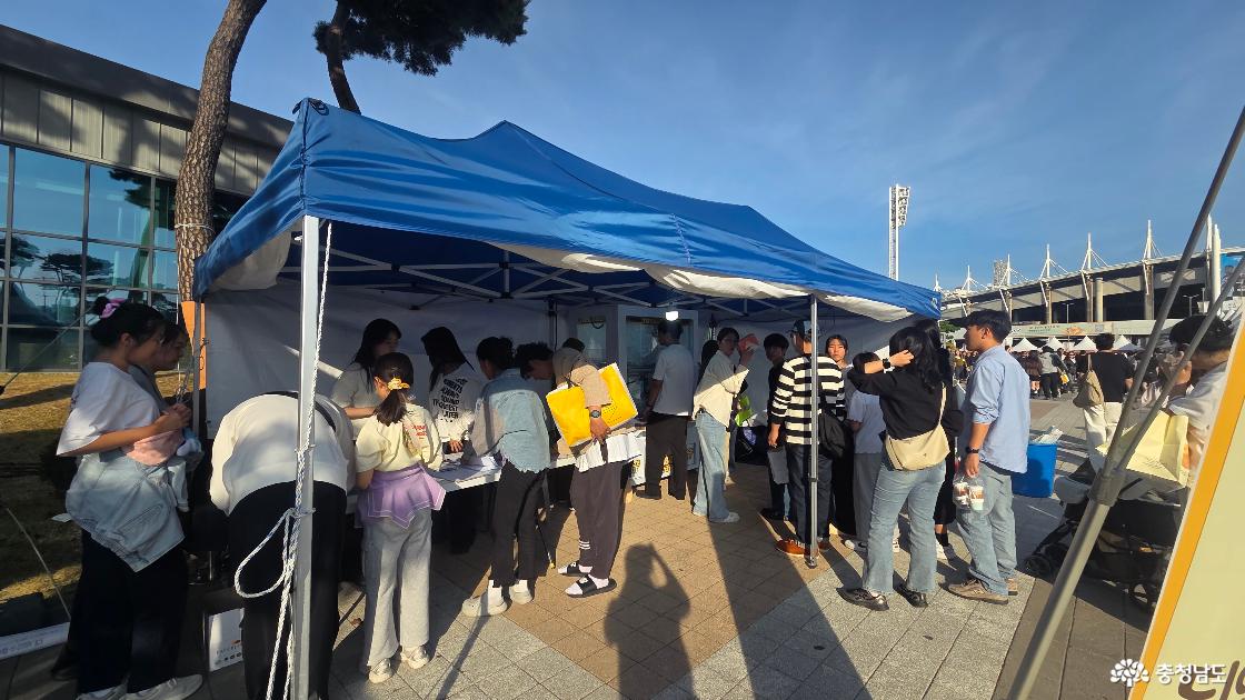파란 천막 아래 운영되는 빵빵데이 행사 부스. 어린이와 보호자들이 접수대 주변에 모여 안내를 받는 모습.
