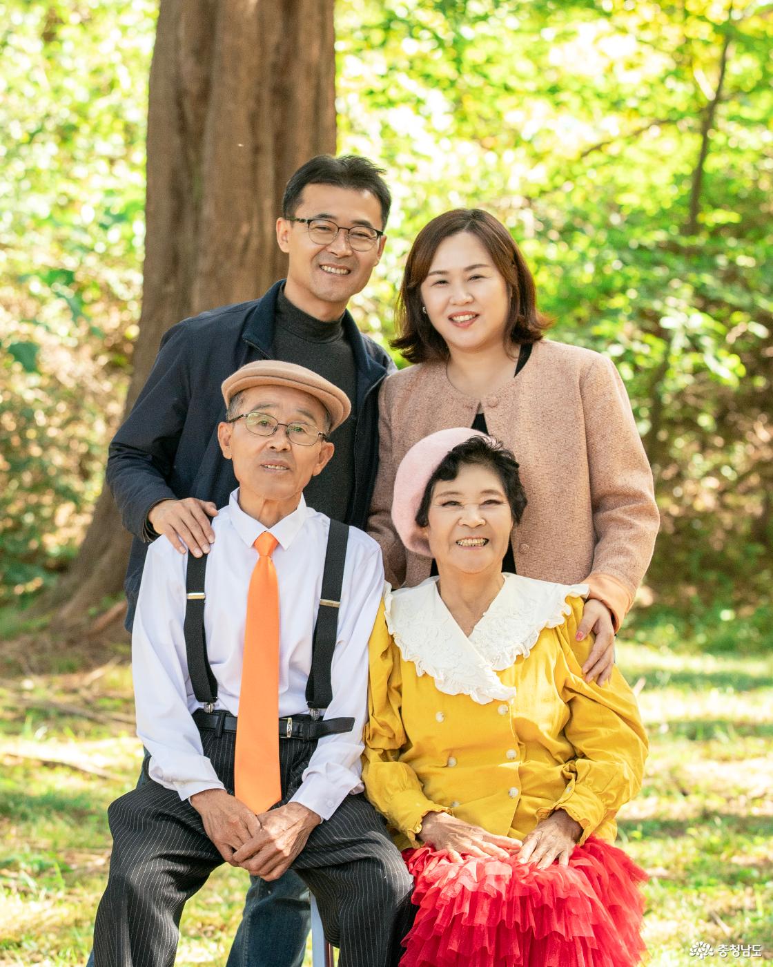 1971년 결혼해 55년을 함께 살아온 표동영(1942년생)·김순예(1949년생) 부부가 자녀들과 함께 가족사진을 남겼다. 김순예 어르신은 평소 좋아하던 빨간색 치마를 입고 환하게 웃었다.