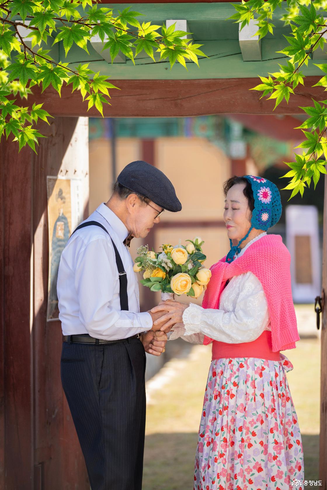 유석호(1942년생)·박순예(1950년생) 부부가 진충사에서 서로 마주보며 꽃다발을 들고 있다.