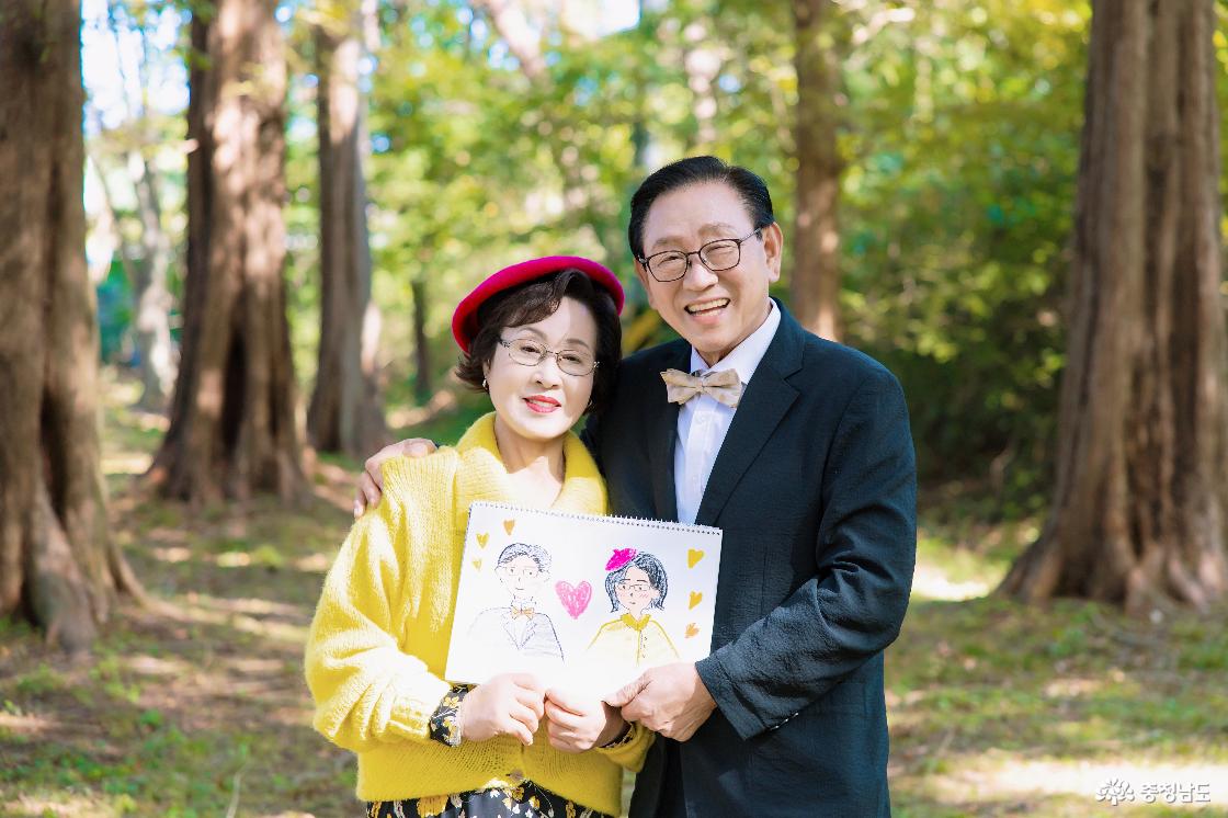 지난 17일 충남 서산시 지곡면 숲길에서 열린 행복사진 촬영에서 김동윤·표순남 부부가 손을 맞잡은 채 다정한 순간을 남기고 있다.