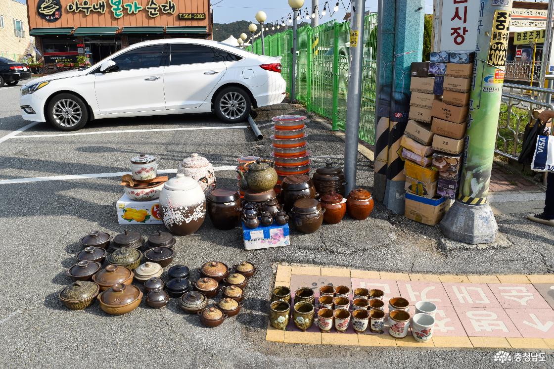 노상에 펼쳐진 옹기그릇
