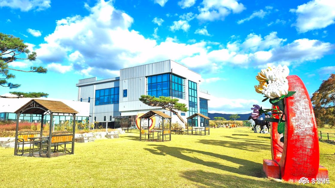 서산 목장카페 나무 정원에서 바라본 카페 건물 뒤쪽