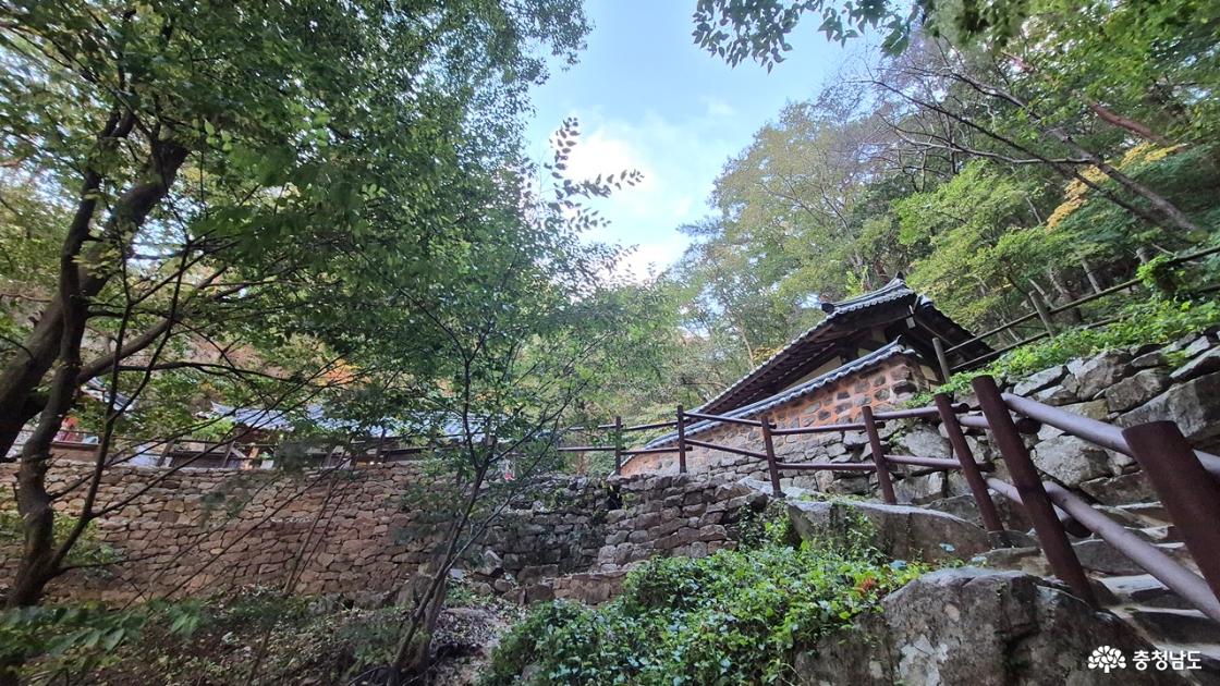 ▲ 마애여래삼존상 관리소