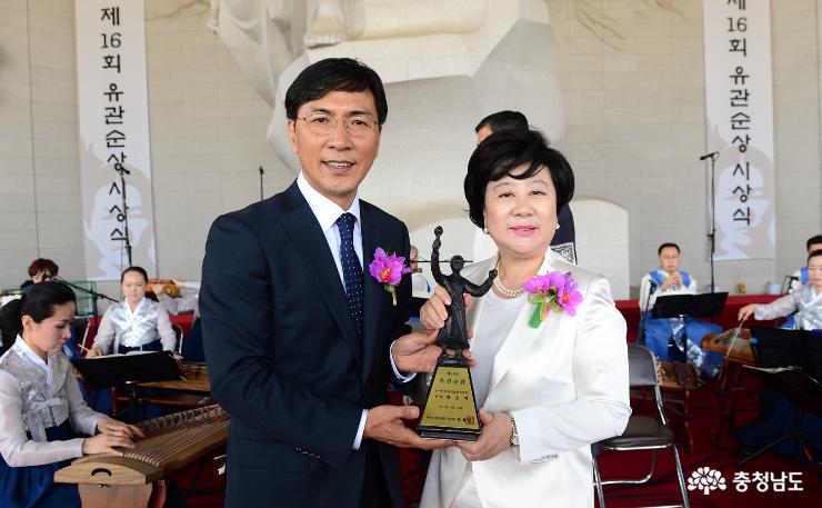 안희정 지사와 황은미  기념촬영을 하고 있다.