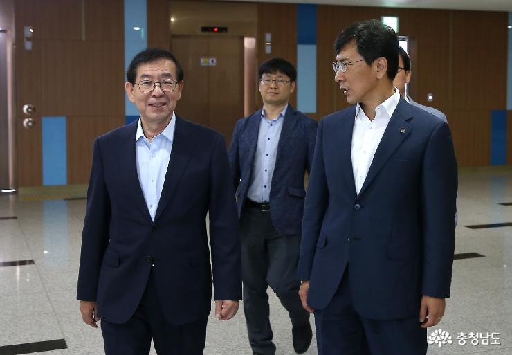 안희정 지사, 도청서 박원순 시장 만나 1