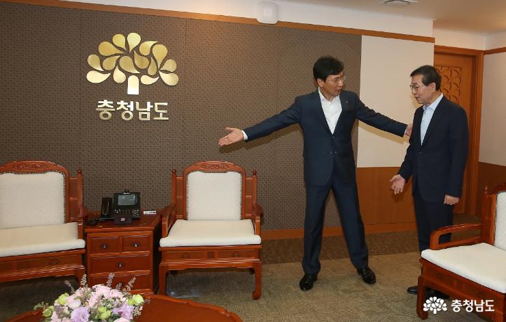 안희정 지사, 도청서 박원순 시장 만나 3