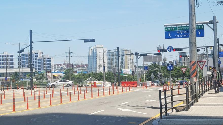 천안역 서부광장 ‘회전교차로’…수많은 차선규제봉 이유는?