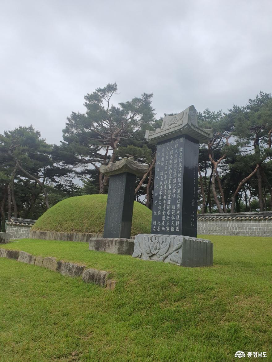 측면에서 바라본 이순신 장군 묘