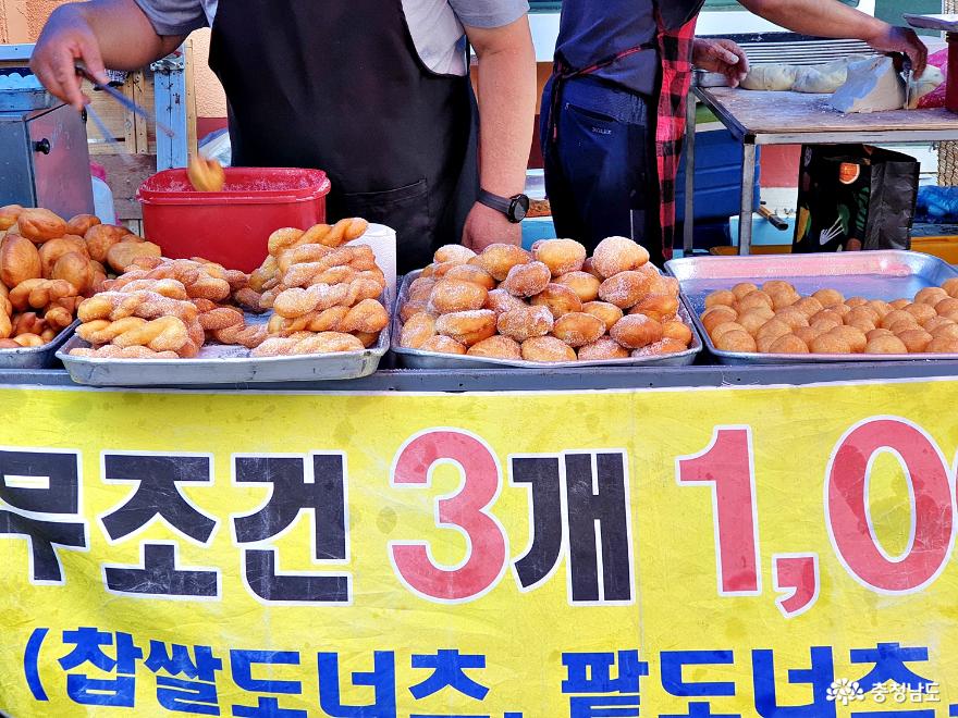 청양시장의  길거리 음식 꽈배기